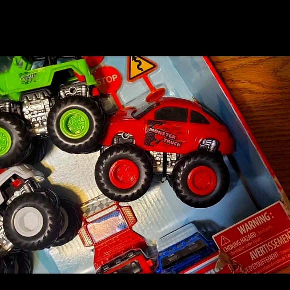 Kid Connection Monster Truck Play Set 3 Trucks With 3 Replacement Body 15pcs - Picture 4 of 7